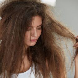 La causa de tu pelo seco o encrespado puede ser el agua de tu ducha