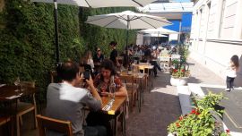 Diviiino es un bar de vinos que están maridados con unos pocos pero muy sabrosos platos que se degustan en un hermoso patio.