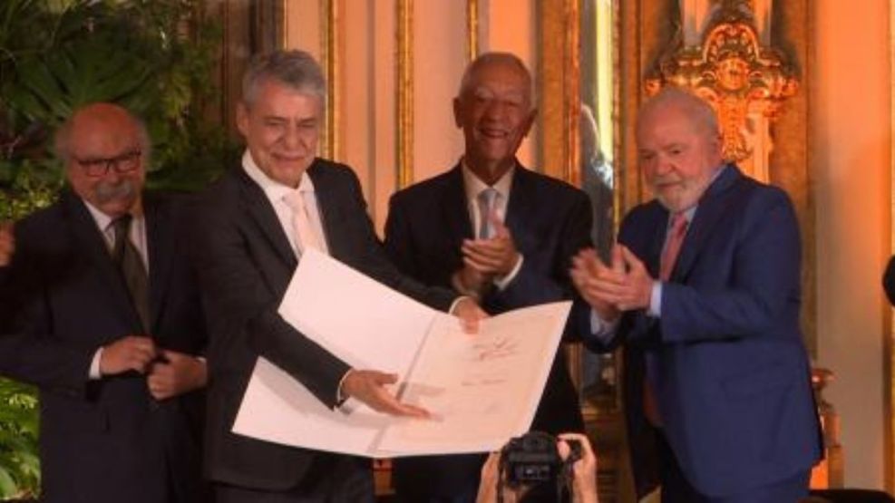 Con cuatro años de atraso, Chico Buarque recibió el Premio Camões