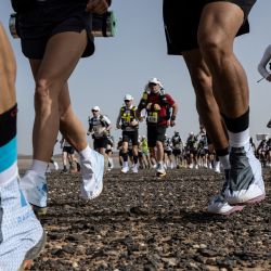 Competidores participan en la primera etapa de la 37ª edición del Marathon des Sables entre Jebel Irhs y Oued Tijekht en el desierto del Sáhara marroquí, cerca de Ramlia, en el centro de Marruecos. | Foto:JEAN-PHILIPPE KSIAZEK / AFP
