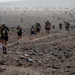 Competidores participan en la segunda etapa de la 37ª edición del Marathon des Sables entre Oued Tijekht y Jebel El Otfal en el desierto del Sáhara marroquí, cerca de Tafraoute, en el centro de Marruecos. | Foto:JEAN-PHILIPPE KSIAZEK / AFP