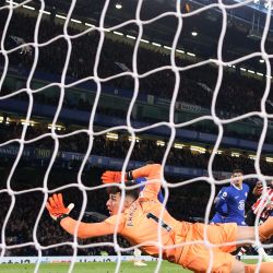El arquero español del Chelsea Kepa Arrizabalaga recibe el segundo gol durante el partido de fútbol de la Premier League inglesa entre el Chelsea y el Brentford en Stamford Bridge, en Londres. | Foto:ADRIAN DENNIS / AFP
