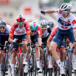 El británico Ethan Vernon celebra tras ganar la primera etapa del Tour de Romandía UCI ciclismo Vuelta al Mundo. | Foto:FABRICE COFFRINI / AFP