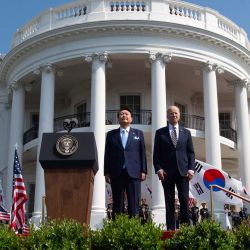 El presidente estadounidense Joe Biden y el presidente surcoreano Yoon Suk Yeol escuchan los himnos nacionales durante la ceremonia de bienvenida de una visita de Estado en el Jardín Sur de la Casa Blanca en Washington, DC. | Foto:JIM WATSON / AFP
