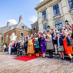 El rey holandés Guillermo Alejandro gesticula durante una sesión fotográfica en la escalinata del Paleis Huis ten Bosch, en La Haya. - El rey Guillermo Alejandro ha invitado a un centenar de personas a celebrar su décimo aniversario como rey. | Foto:Patrick Van Katwijk / POOL / AFP