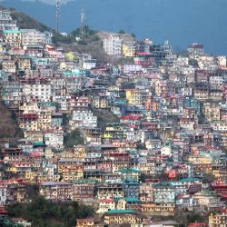 En esta fotografía se aprecia una vista general de casas residenciales en una colina de Shimla. - India superará a China como país más poblado del mundo en la próxima semana, alcanzando casi los 1.430 millones de habitantes, según informó Naciones Unidas. | Foto:AFP