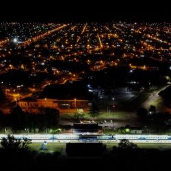 En esta vista aérea, un tren se detiene en la estación de San Pedro, en San Pedro, provincia de Buenos Aires. | Foto:LUIS ROBAYO / AFP