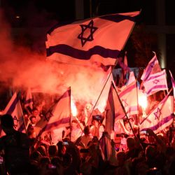 Manifestantes encienden bengalas durante una concentración en Tel Aviv para protestar contra el proyecto de ley de reforma judicial del gobierno israelí, mientras el país comienza las celebraciones por su 75 aniversario. | Foto:JACK GUEZ / AFP