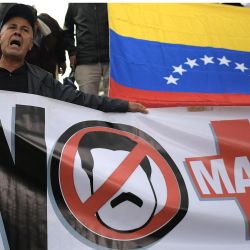 Un ciudadano venezolano residente en Colombia protesta contra la conferencia internacional sobre el proceso político en Venezuela celebrada en Bogotá. | Foto:Raúl Arboleda / AFP