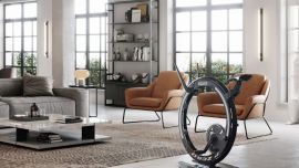 La nueva bici fija es una aliada del entrenamiento indoor, trae detalles de diseño que responden a la tendencia racer e incorpora nuevos toppings de entrenamiento: ergonometría y bluetooh.