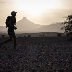 Competidores participan en la etapa 4 de la 37ª edición del Marathon des Sables entre Jebel Zireg y Jdaid, en el desierto del Sáhara marroquí, cerca de Ramlia, en el centro de Marruecos. | Foto:JEAN-PHILIPPE KSIAZEK / AFP