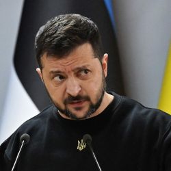 El presidente ucraniano Volodymyr Zelensky habla durante una rueda de prensa conjunta con el primer ministro estonio tras su reunión en Zhytomyr, en medio de la invasión rusa de Ucrania. | Foto:GENYA SAVILOV / AFP