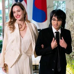 La actriz estadounidense Angelina Jolie y su hijo Maddox llegan a la Cena de Estado en honor del presidente surcoreano Yoon Suk Yeol, en la Casa Blanca en Washington, DC. | Foto:Stefani Reynolds / AFP