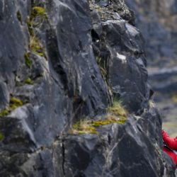 La princesa británica Catalina de Gales desciende en rappel por una cantera durante una visita al equipo de rescate de montaña Central Beacons en Merthyr Tydfil, como parte de una gira por Gales. | Foto:Matthew Horwood / POOL / AFP
