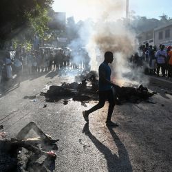 Personas observan cadáveres en la calle tras la violencia relacionada con las bandas en la capital de Puerto Príncipe, Haití. - Más de 530 personas han sido asesinadas este año en Haití por la violencia de las bandas, según informó Naciones Unidas. Muchas de ellas murieron a manos de francotiradores que dispararon a sus víctimas al azar. | Foto:Richard Pierrin / AFP