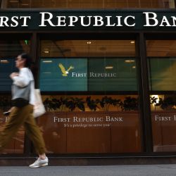 Un peatón pasa junto a un banco First Republic en San Francisco, California. Las acciones del banco First Republic, con sede en San Francisco, siguen cayendo y la Bolsa de Nueva York detuvo su cotización al menos una docena de veces tras el informe de resultados de la compañía, que mostró que sus clientes habían retirado más del 40% de los depósitos en el primer trimestre tras el colapso del Silicon Valley Bank. | Foto:Justin Sullivan/Getty Images/AFP