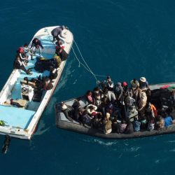 Una imagen aérea muestra embarcaciones que transportan migrantes de diferentes nacionalidades entrando en un puerto de la zona de Garabulli tras su rescate en el mar por la Guardia Costera libia. | Foto:Mahmud Turkia / AFP