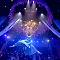 Vista del ambiente en el estreno en Nueva York de The Queen's Ball: A Bridgerton Experience en Mediapro Manhattan Studio en Nueva York. | Foto:Roy Rochlin/Getty Images for Netflix/AFP