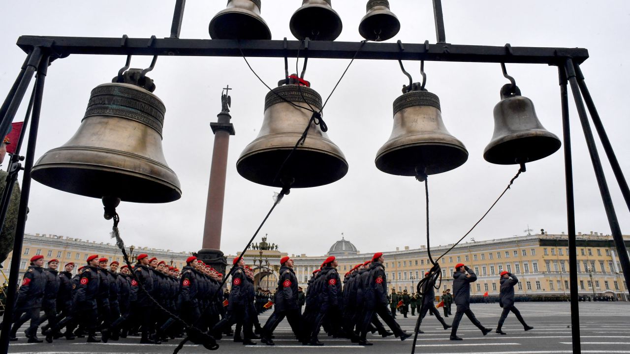 Cadetes rusos participan en un ensayo para el desfile del Día de la Victoria en la plaza Dvortsovaya de San Petersburgo. - Rusia celebrará el 78º aniversario de la victoria de 1945 sobre la Alemania nazi el 9 de mayo. | Foto:OLGA MALTSEVA / AFP