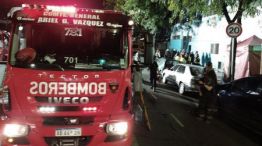 Bomberos de la Policía de la Ciudad de Buenos Aires trabajan a contrarreloj (Télam). 
