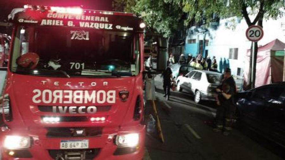 Bomberos de la Policía de la Ciudad de Buenos Aires trabajan a contrarreloj (Télam). 