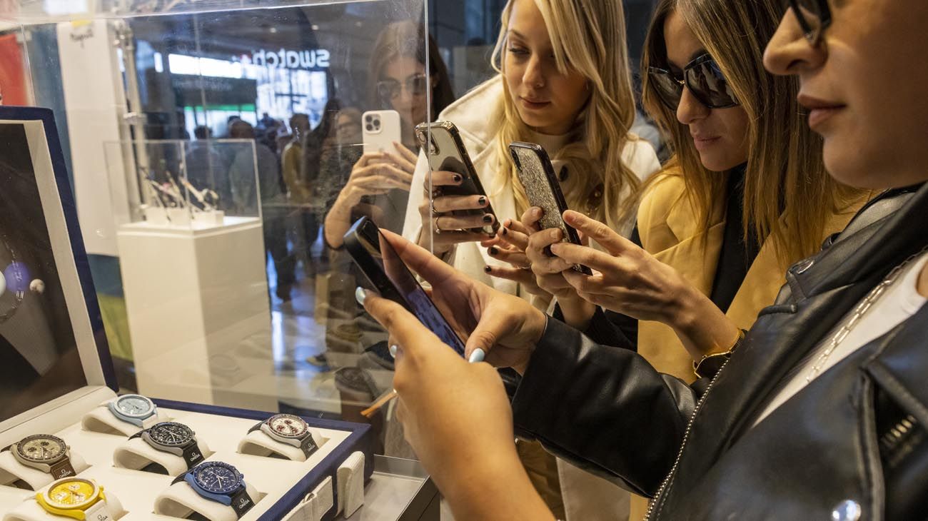 Fanáticos y famosos estuvieron presentes en el exclusivo evento de Swatch en el Alto Palermo.