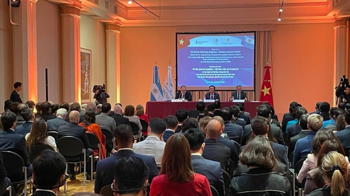 Representatives from Argentine and Vietnamese governments stage event marking 50 years of bilateral relations at the Palacio San Martín in Buenos Aires.