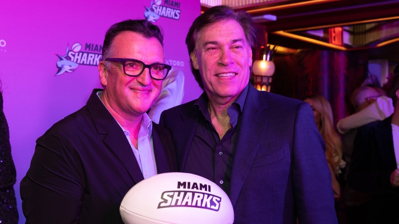 Martín Migoya y Edgardo Defortuna en el lanzamiento de Miami Sharks.