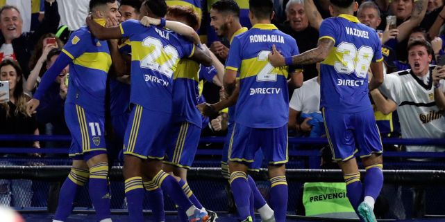 Los abrazos a Payero, luego del primer gol de Boca ante Racing en La Bombonera. 