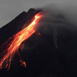 Esta imagen tomada desde la aldea de Wonokerto en Sleman, Yogyakarta, muestra el monte Merapi liberando lava caliente. | Foto:DEVI RAHMAN / AFP