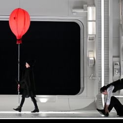 Intérpretes actúan dentro de un decorado de transbordador espacial durante un ensayo de La Boheme de Giacomo Puccini en la Ópera Bastilla de París. | Foto:EMMANUEL DUNAND / AFP