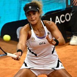 La egipcia Mayar Sherif devuelve una pelota a la francesa Caroline Garcia durante su partido individual del torneo de tenis WTA Tour Madrid Open 2023 en la Caja Mágica de Madrid. | Foto:JAVIER SORIANO / AFP