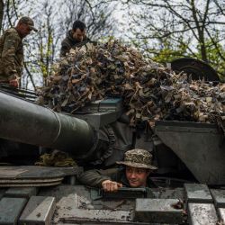 Militares ucranianos preparan un tanque, en una posición cerca de la ciudad fronteriza de Bajmut, en la región de Donetsk, en medio de la invasión rusa de Ucrania. | Foto:DIMITAR DILKOFF / AFP