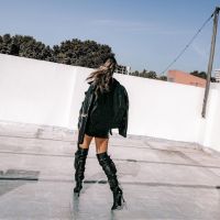Julieta Poggio se fue mundial con sus nuevas botas futuristas con estilo motoquero
