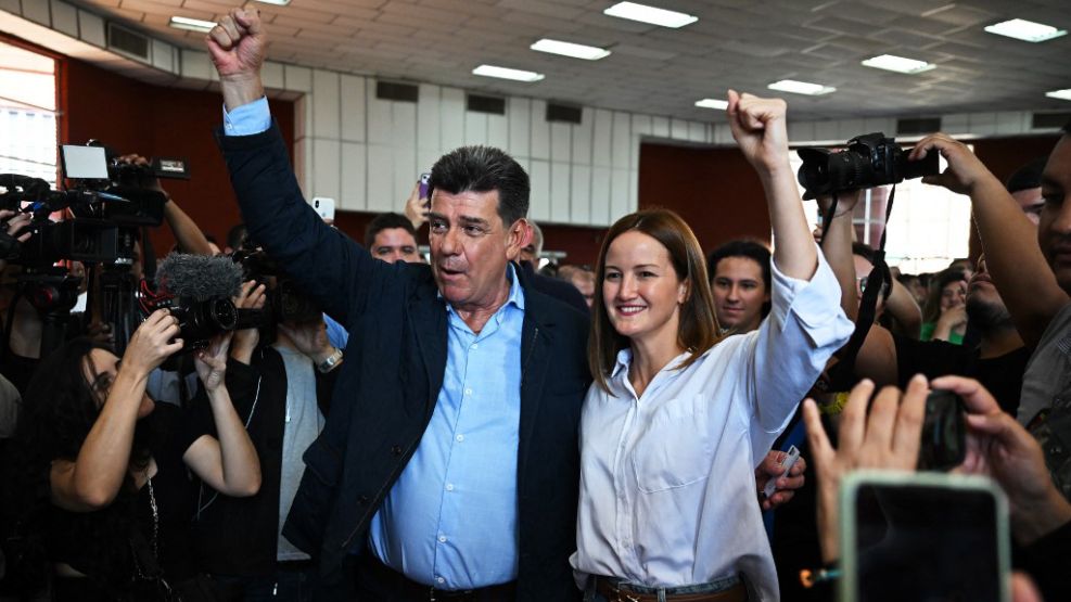 Efraín Alegre y su compañera de fórmula, Soledad Nuñez, luego de votar este domingo en Paraguay