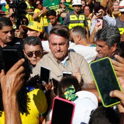 El expresidente brasileño Jair Bolsonaro saluda a sus seguidores antes de la feria Agrishow en Ribeirao Preto, Sao Paulo, Brasil. | Foto:MIGUEL SCHINCARIOL / AFP