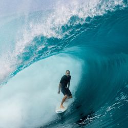 El surfista estadounidense Ivan Florence cabalga una ola mientras un gran oleaje azota Teahupoo, en la isla de Tahití, en la Polinesia Francesa. | Foto:Brian Bielmann / AFP