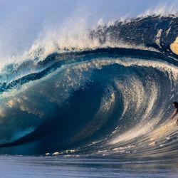 El surfista estadounidense Kai Lenny cabalga una ola mientras un gran oleaje azota Teahupoo, en la isla de Tahití, en la Polinesia Francesa. | Foto:Brian Bielmann / AFP