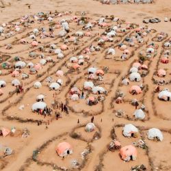 Esta vista aérea muestra estructuras improvisadas de personas desplazadas por la sequía en el campo de desplazados internos de Ladan, en Dolow. | Foto:Hassan Ali Elmi / AFP