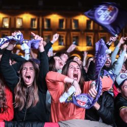 La gente celebra después del quinto gol marcado por el Toulouse mientras se reúnen para ver el partido de fútbol de la final de la Copa de Francia entre el Nantes (FC) y el Toulouse (FC), en una zona de aficionados en la Place du Capitole en Toulouse, suroeste de Francia. | Foto:CHARLY TRIBALLEAU / AFP