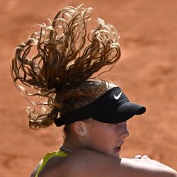 La rusa Mirra Andreeva devuelve una pelota a la polaca Magda Linette durante su partido individual del torneo de tenis WTA Tour Madrid Open 2023 en la Caja Mágica de Madrid. | Foto:OSCAR DEL POZO / AFP