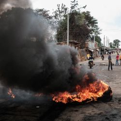 Neumáticos ardiendo bloquean la calle mientras la coalición Azimio la Umoja del líder de la oposición keniana Raila Odinga convoca nuevas manifestaciones en Nairobi. | Foto:YASUYOSHI CHIBA / AFP
