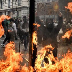 Un manifestante sostiene un cartel en el que se puede leer "Asfixiados por el plástico quemado, pero no por nuestras pensiones robadas" durante una manifestación un mes después de que el gobierno impulsara una impopular ley de reforma de las pensiones a través del parlamento, en Lyon, este de Francia. | Foto:JEFF PACHOUD / AFP