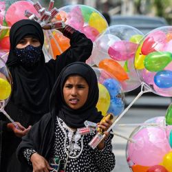 Vendedores ambulantes venden globos en una calle de Rawalpindi, Pakistán. | Foto:Farooq Naeem / AFP