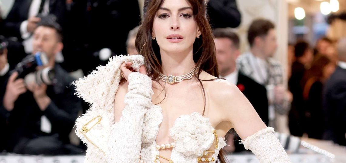 MET Gala 2023: Anne Hathaway uniendo Versace y Chanel