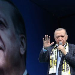 El presidente turco y candidato presidencial de la Alianza Popular, Recep Tayyip Erdogan, pronuncia un discurso durante un mitin de la campaña electoral en Ankara. | Foto:ADEM ALTAN / AFP
