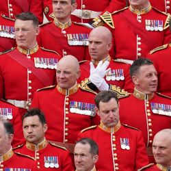 Oficiales de la División de Casa y Suboficiales Superiores, que participarán en la Coronación del Rey Carlos III el 6 de mayo, se preparan para posar para una fotografía de grupo, durante una visita de la Princesa Ana, Princesa Real de Gran Bretaña, al Cuartel de Wellington en el centro de Londres. | Foto:Jonathan Brady / POOL / AFP