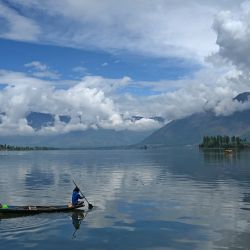 Un hombre dirige su barca en el lago Dal, en Srinagar, India. | Foto:TAUSEEF MUSTAFA / AFP)