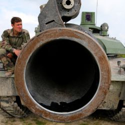 Un tanque Leclerc durante la maniobra militar "Orión", en la campiña del Marne, cerca de Mourmelon-le-Grand, noreste de Francia. - Orión reúne a 12.000 soldados de diferentes nacionalidades (Francia, Alemania, EE.UU., Gran Bretaña, Bélgica, España), de todos los cuerpos del ejército, cientos de vehículos blindados, 40 helicópteros, durante 15 días en el noreste de Francia. | Foto:FRANCOIS NASCIMBENI / AFP