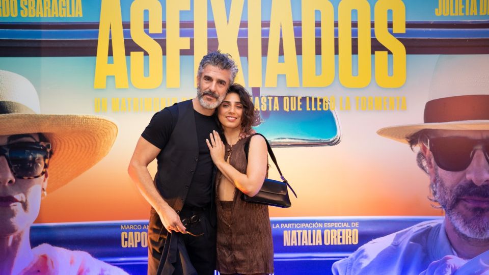 Leo Sbaraglia y Zoe Hochbaum presentan la película  "Asfixiados" en Montevideo